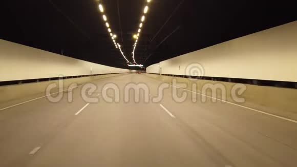 在地下道路隧道内行驶视频的预览图
