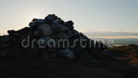 山顶上有一小堆石头旭日的光芒因他而闪耀传统视频的预览图