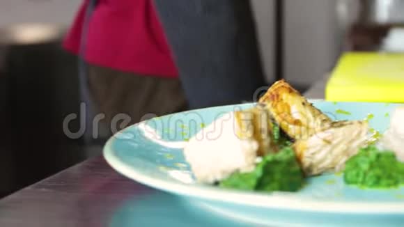 在蓝色盘子里烤鲑鱼和菠菜视频的预览图