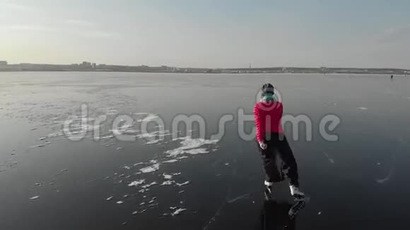 女孩在一个冻结的巨大池塘上滑冰从上面看有四架直升机的视频的预览图