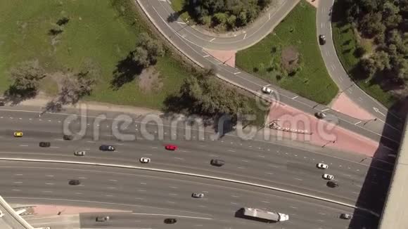 在加州格伦代尔的不同道路和水上的空中射击视频的预览图