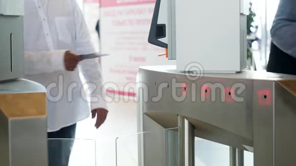 商业大厦现代电子入口技术背景媒体一个穿着白衬衫的男人扫视他视频的预览图