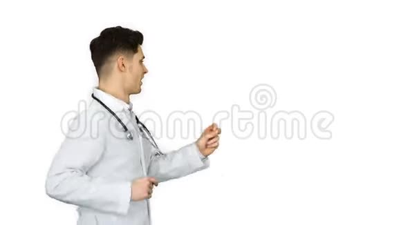 年轻的医生穿着实验室外套在白色背景上跳舞视频的预览图