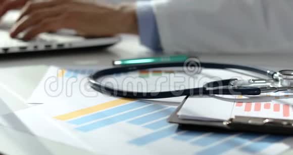 医生处理医疗统计和财务报告视频的预览图