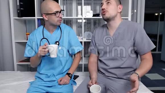 年轻医生在咖啡时间讲话视频的预览图