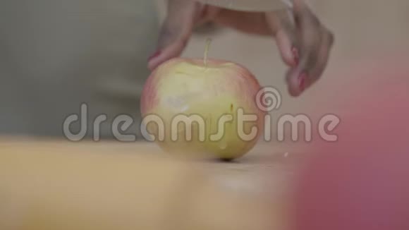 非裔美国妇女用刀子把美味多汁的苹果切成碎片关门视频的预览图