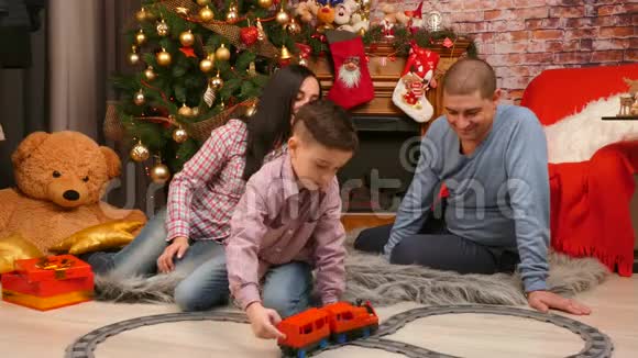 一家人在圣诞树下玩铁路视频的预览图
