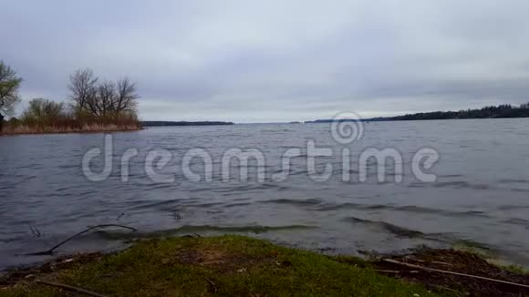 夏日阴云密布的湖面阴暗的湖畔景色笼罩着乌云视频的预览图