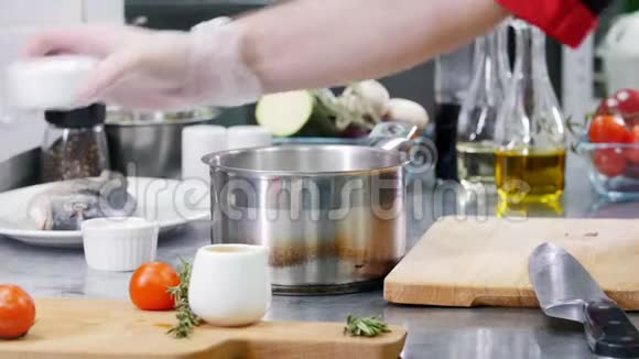 餐厅厨房厨师在汤里加入浓酱视频的预览图