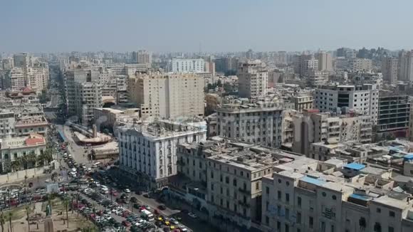 埃及亚历山大市有许多汽车的街头无人机镜头视频的预览图