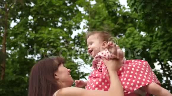 妈妈和小女儿一起玩用手把宝宝扔上来孩子开心又笑小女孩在手里玩视频的预览图