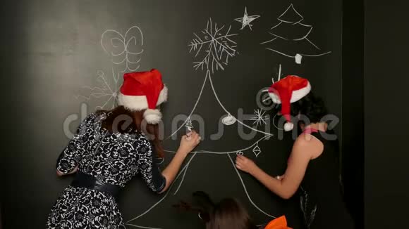 女孩们正在用圣诞树画粉笔视频的预览图