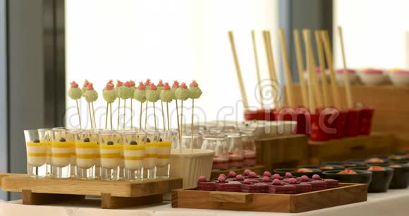 优雅的彩色甜点自助餐各种糖果视频的预览图