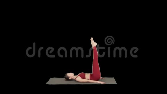 美丽的运动女孩做瑜伽锻炼腹肌力量支持肩倒立阿萨纳萨兰巴萨万加萨纳阿尔法视频的预览图