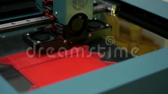 为在现代技术展览会上工作的自动三维打印机机器关闭媒体3D视频的预览图