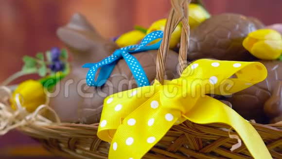 复活节篮子里的巧克力蛋杜莉展示特写视频的预览图