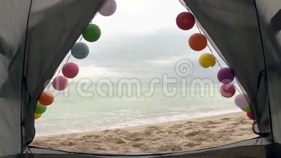 露营妇女躺在帐篷里享受海景度假放松视频的预览图