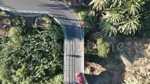 无人机镜头在拉戈梅拉岛的瓦勒格兰雷的公路上行驶视频的预览图