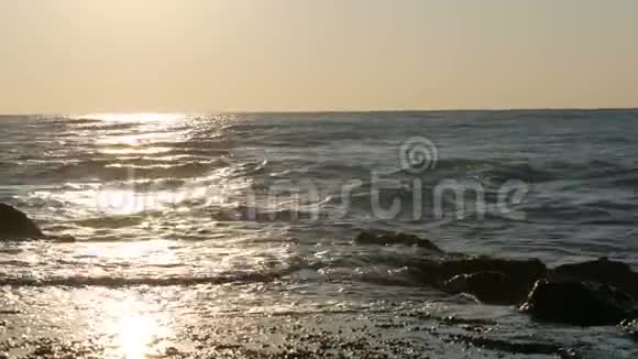 海上日出的画面美丽的巨浪撞击在保加利亚黑海岩石海岸视频的预览图