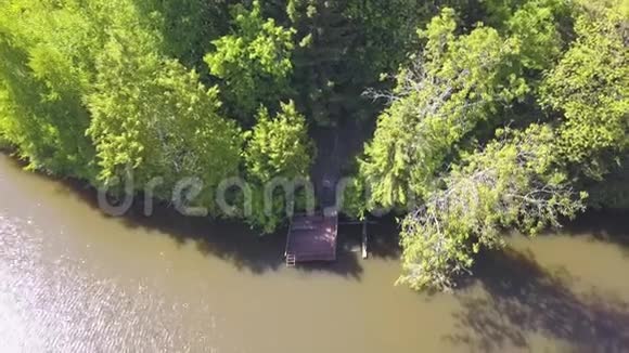 绿水木墩和绿树成荫从飞行无人机看风景剪辑在特雷斯的空中俯瞰码头视频的预览图