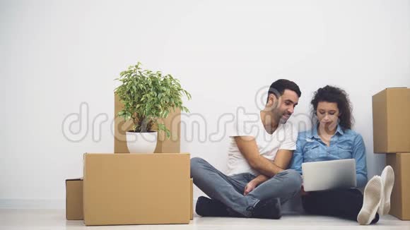 年轻夫妇正一起搬到一间新公寓他们正在考虑从什么开始看着屏幕视频的预览图