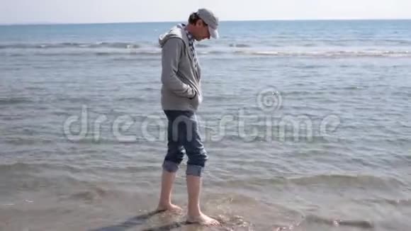 光脚的人在海里视频的预览图