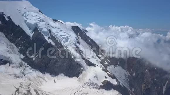 飞越高山山脉的Bionnassay冰川视频的预览图