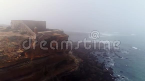 雾蒙蒙的早晨鸟瞰大西洋的古老海岸视频的预览图