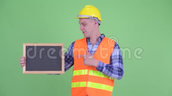 幸福青年建筑工人拿着黑板竖起大拇指视频的预览图