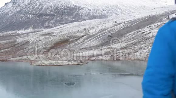 体育摄影师背着背包在山里旅行他用相机拍摄美丽的风景视频的预览图