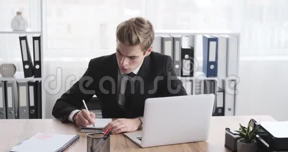 商人用手提电脑在办公室做文书工作视频的预览图