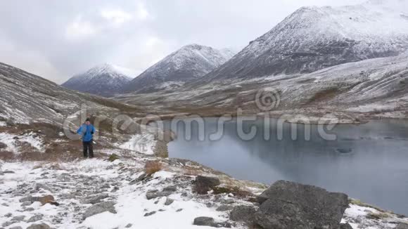 一个中年男子带着背包在山里旅行他享受自由和积极的生活视频的预览图