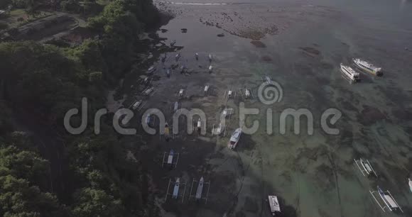 无人机飞越巴东湾美丽的海景包括街道船只海滩在巴厘岛印度尼西亚视频的预览图