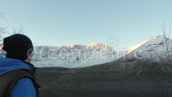 一个人一个中年运动员在山里迎接黎明他非常欣赏太阳的倒影视频的预览图