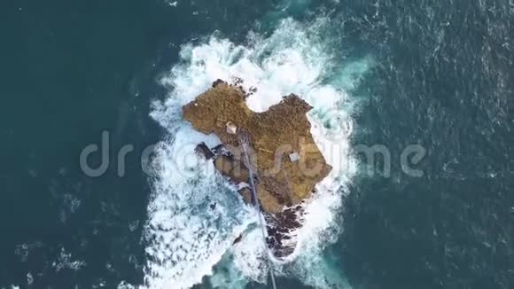 从空中俯瞰珍珠岛海洋中的小岩石岛印度尼西亚日惹视频的预览图