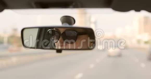车后视镜中女性眼睛的反射视频的预览图