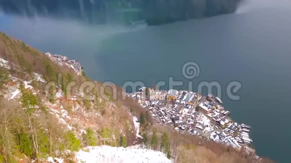 奥地利SalzkammergutHallstatterSee和阿尔卑斯山的垂直全景视频的预览图