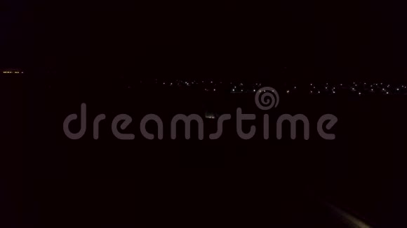空中的孤独夜晚交通灯在黑暗的道路上冒险的概念库存录像汽车行驶的俯视图视频的预览图