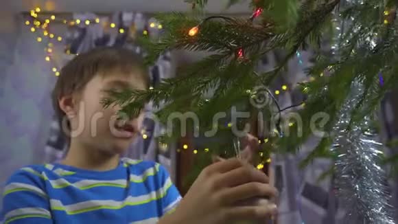 男孩在家装饰圣诞树视频的预览图