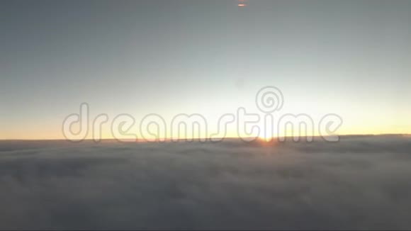 日落时飞越云层视频的预览图