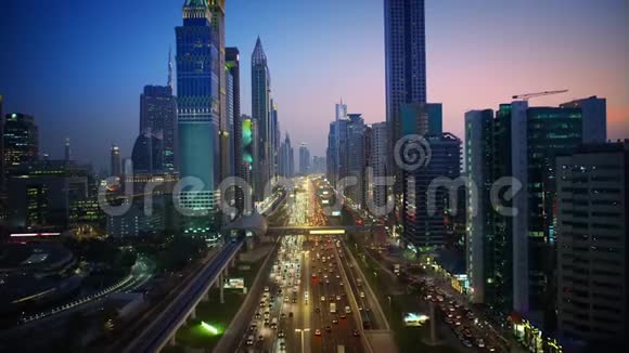 迪拜夜城上空的慢镜头视频的预览图