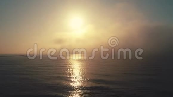 海上和海滩上的雾状日出海浪在跳舞空中无人机视野视频的预览图