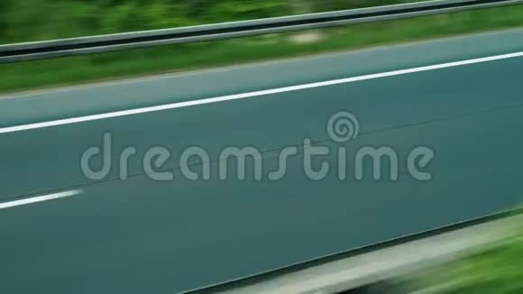 沿着一条高质量的高速公路行驶从公共汽车车窗看到视频的预览图