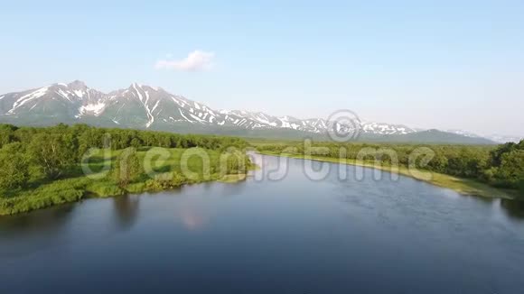 堪察加半岛拉奇河的河口俄罗斯ICE土地视频的预览图