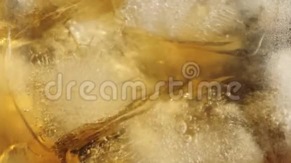 老式鸡尾酒冰块在鸡尾酒中移动和旋转从糖安戈斯图拉冰块和波旁威士忌到岩石玻璃中视频的预览图