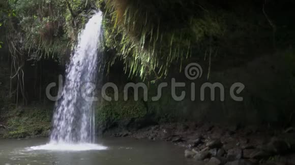 毛伊岛通往哈纳的道路上的双人瀑布侧景视频的预览图