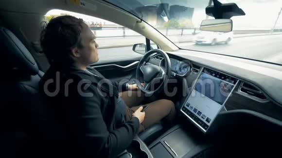 自动驾驶模式下的电动车自主自动驾驶无人驾驶汽车视频的预览图