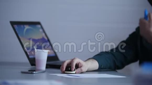 商业会议一个人用鼠标控制笔记本电脑的演示文稿视频的预览图