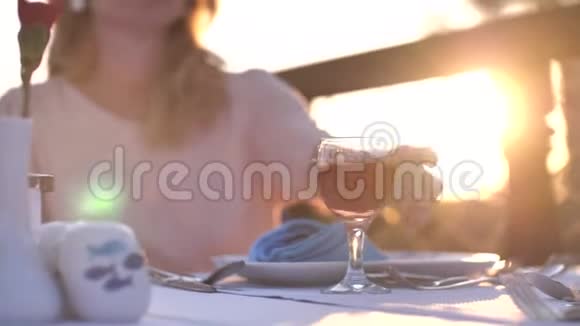 女孩在日落时喝玫瑰酒视频的预览图