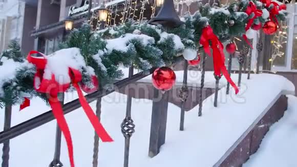 栏杆上的圣诞装饰房子或咖啡馆的入口视频的预览图